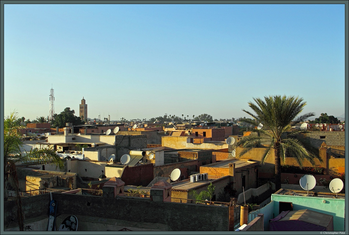 Auch vom El-Badi-Palast aus ist das Minarett der Kutubiya-Moschee zu sehen. Rechts der Moschee befindet sich der zentrale Platz Djama el-Fna. (Marrakesch, 18.11.2015)