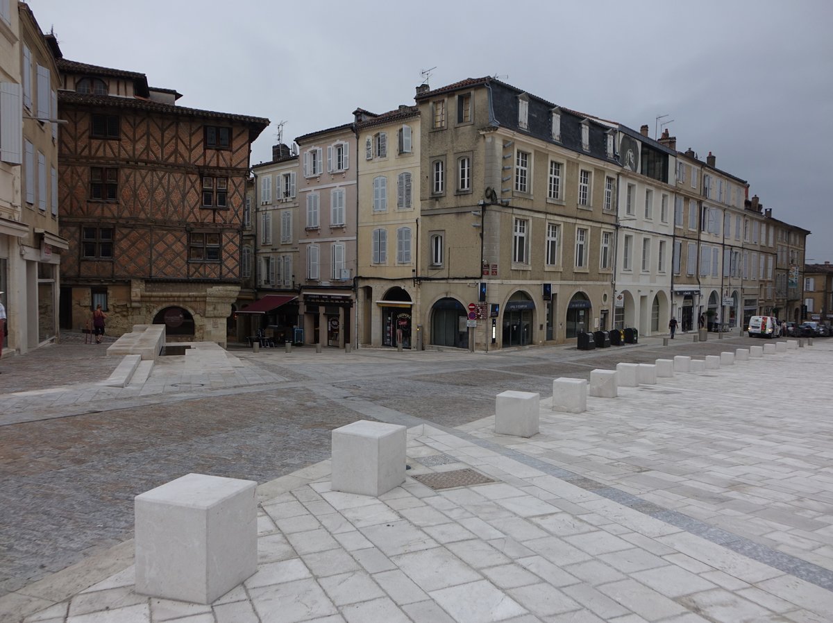 Auch, historische Huser am Place de la Republique (28.07.2018)