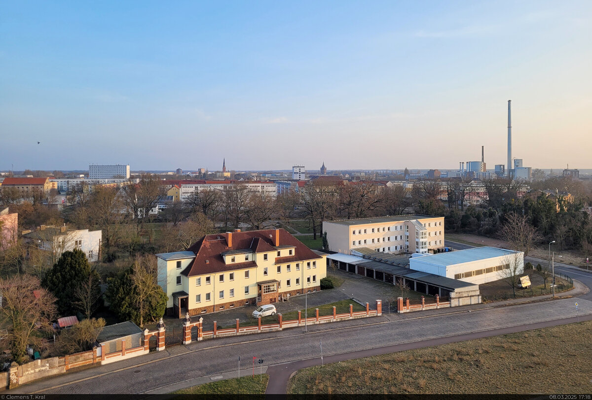 Auch Industrie und Gewerbe pr�gen die Stadt Dessau. Etwa in der Bildmitte ragen ebenso der Neue Wasserturm sowie die Spitze der Pauluskirche in die H�he.
So gesehen vom Alten R�ucherturm.

🕓 8.3.2025 | 17:18 Uhr