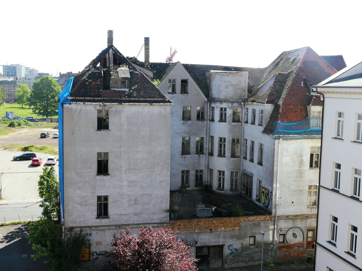 Auch das ist Leipzig Blick einem Hotel am Hauptbahnhof in Richtung Hahnekamm, seit Jahren unverndert, nur Bume wachsen nun. Gesehen am 09. Mai 2016.