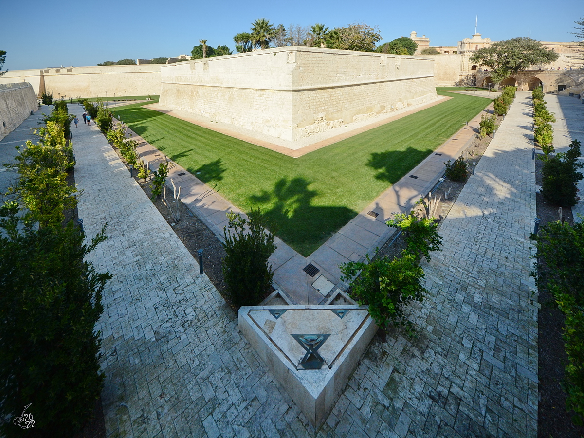 Auch Mdina ist von massiven Festungsmauern umgeben. (Oktober 2017)