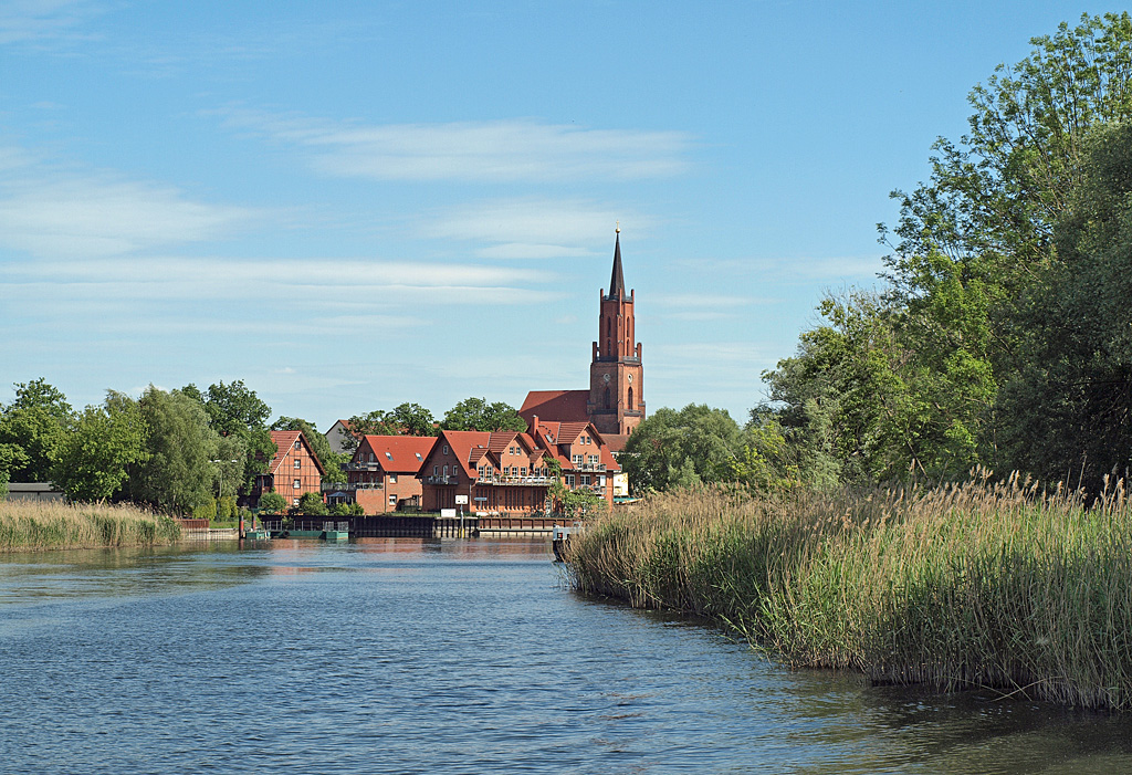 Auch vom Wasser aus kann Rathenow eine eindrucksvolle Kulisse bieten, immer dominiert von der Kirche St. Marien-Andreas, ber der erst nach der Wende die Kriegszerstrungen beseitigt wurden. Der Turm kann bis unterhalb der Spitze bestiegehn werden, weit ber 200 Stufen. Und am 31.05.2015 hat auch das Wetter  beste Lichtverhltnisse beigetragen