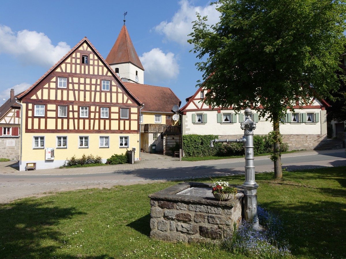 Auerbach, Dorfplatz mit Pfarrhaus und Ev. St. Maria Kirche, Kirche erbaut im 15. Jahrhundert, Pfarrhaus von 1758 (14.05.2015)