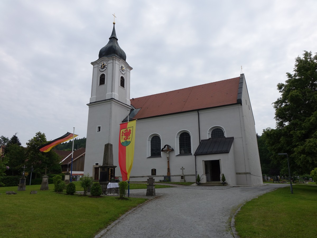 Auerbach, Pfarrkirche St. Pankratius, barocker Saalbau mit eingezogenem Chor, erbaut Anfang des 18. Jahrhunderts, 1760 verlngert (25.05.2015)