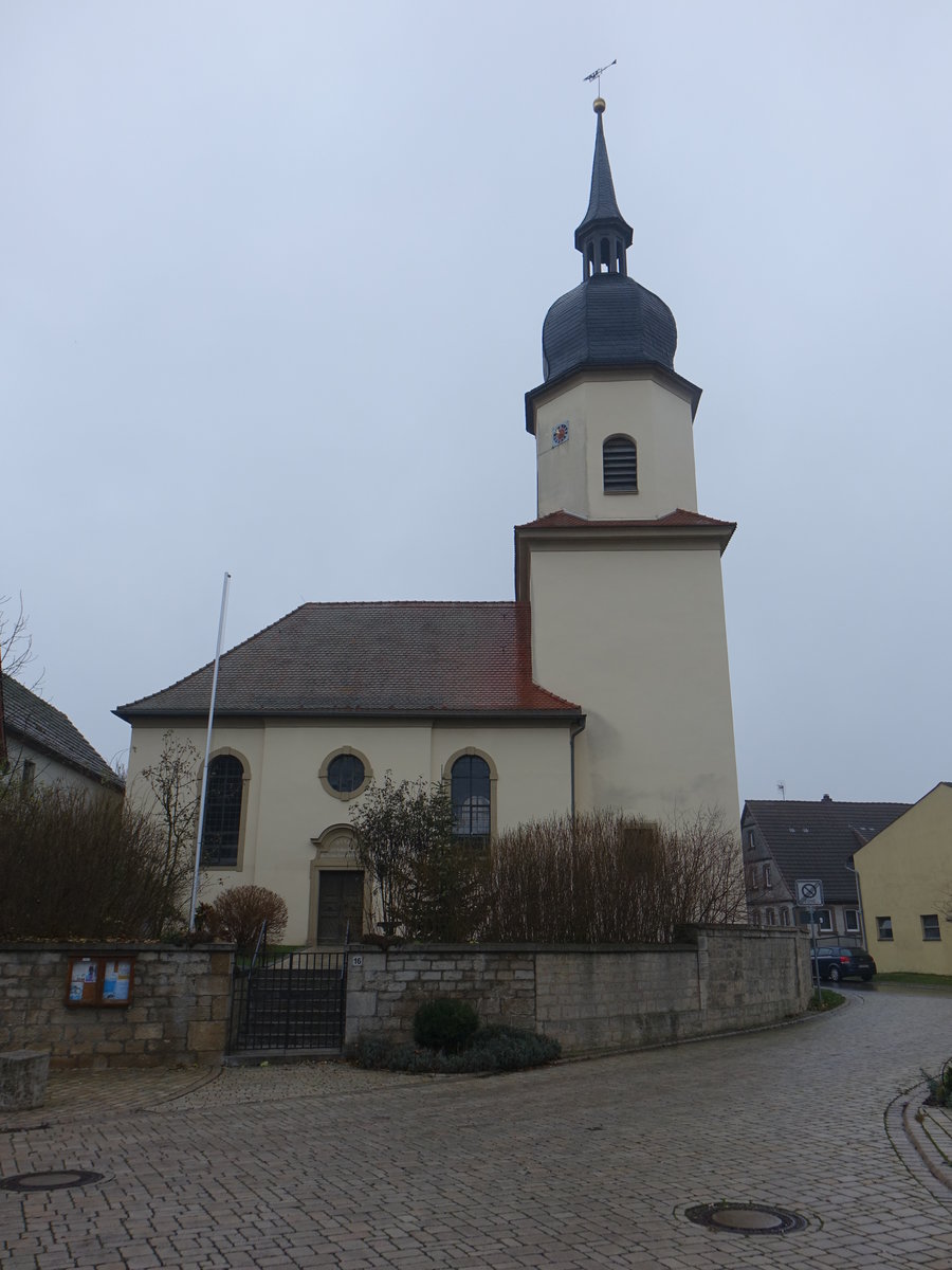 Auernhofen, Ev. Kirche Hl. Kreuz, Chorturmkirche, Turm mit Welscher Haube im Kern sptmittelalterlich, Langhaus erbaut 1714 durch Gabriel de Gabrieli (27.11.2016)