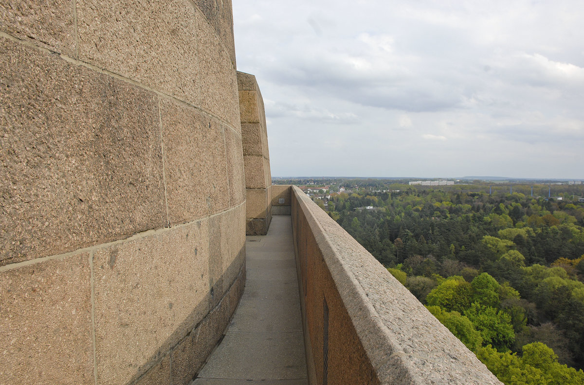 Auf der Aussichtsplattform des Vlkerschlachtdenkmals in Leipzig. Aufnahme: 29. April 2017.