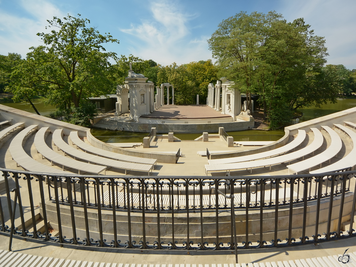 Auf der Besuchertribne des  Theaters auf der Insel  im Łazienki-Park.. (Warschau, August 2015)