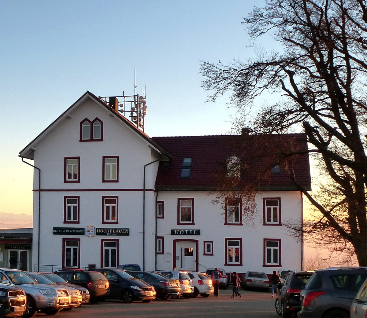 auf dem 1165m hohen Blauen im Sdschwarzwald befindet sich das Hotel-Restaurant  Berghaus Hochblauen , nach Umbau 2016 wiedererffnet, Dez.2016