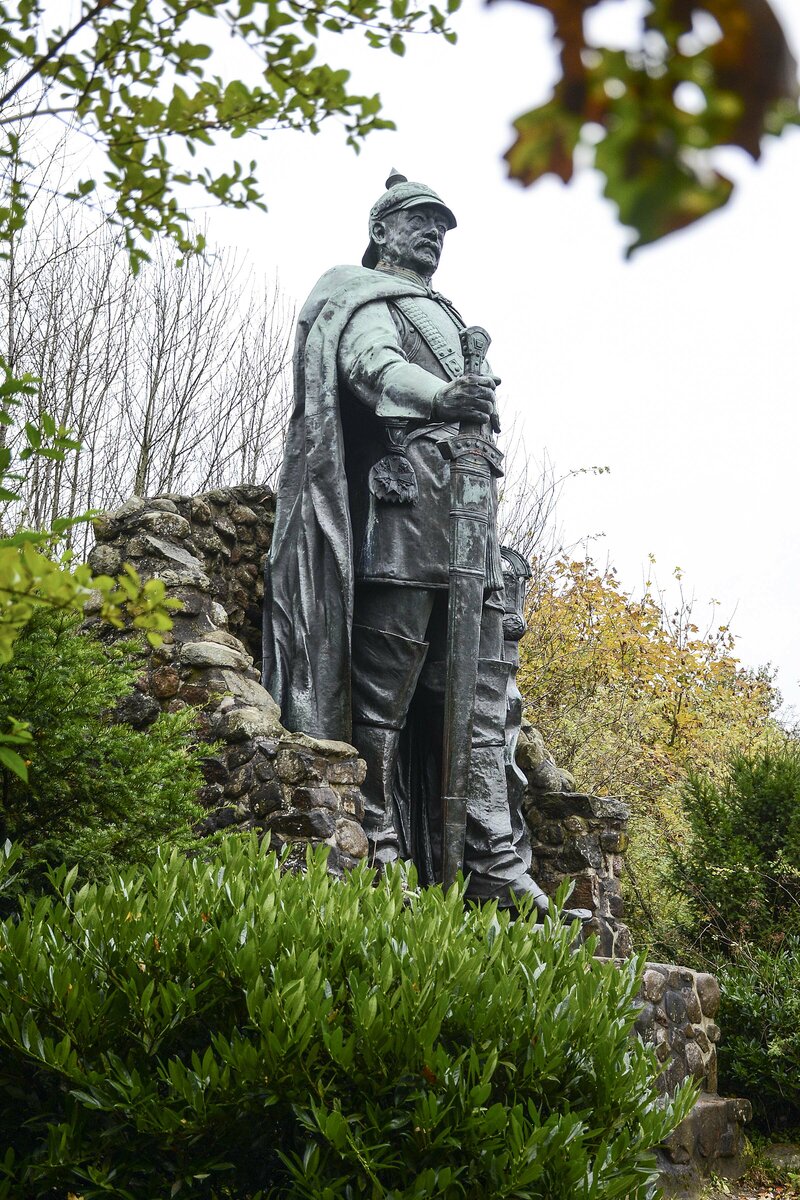 Auf dem Aschberg  im Naturpark Httener Berge in Schleswig-Holstein steht seit 1930 das sieben Meter hohe Bismarck-Standbild, das nach dem Entwurf des Bildhauers Adolf Brtt von dem Berliner Metallbildhauer Gustav Lind in Kupfertreibarbeit hergestellt wurde. 1919 war es auf Veranlassung der Knivsberg-Gesellschaft aus der Nische des Bismarckturmes auf dem Knivsberg bei Apenrade in Nordschleswig geborgen worden. Im Vorfeld der Volksabstimmung in Schleswig befrchtete man dort seine Zerstrung oder Beschdigung.
Aufnahme: 27. Oktober 2021.