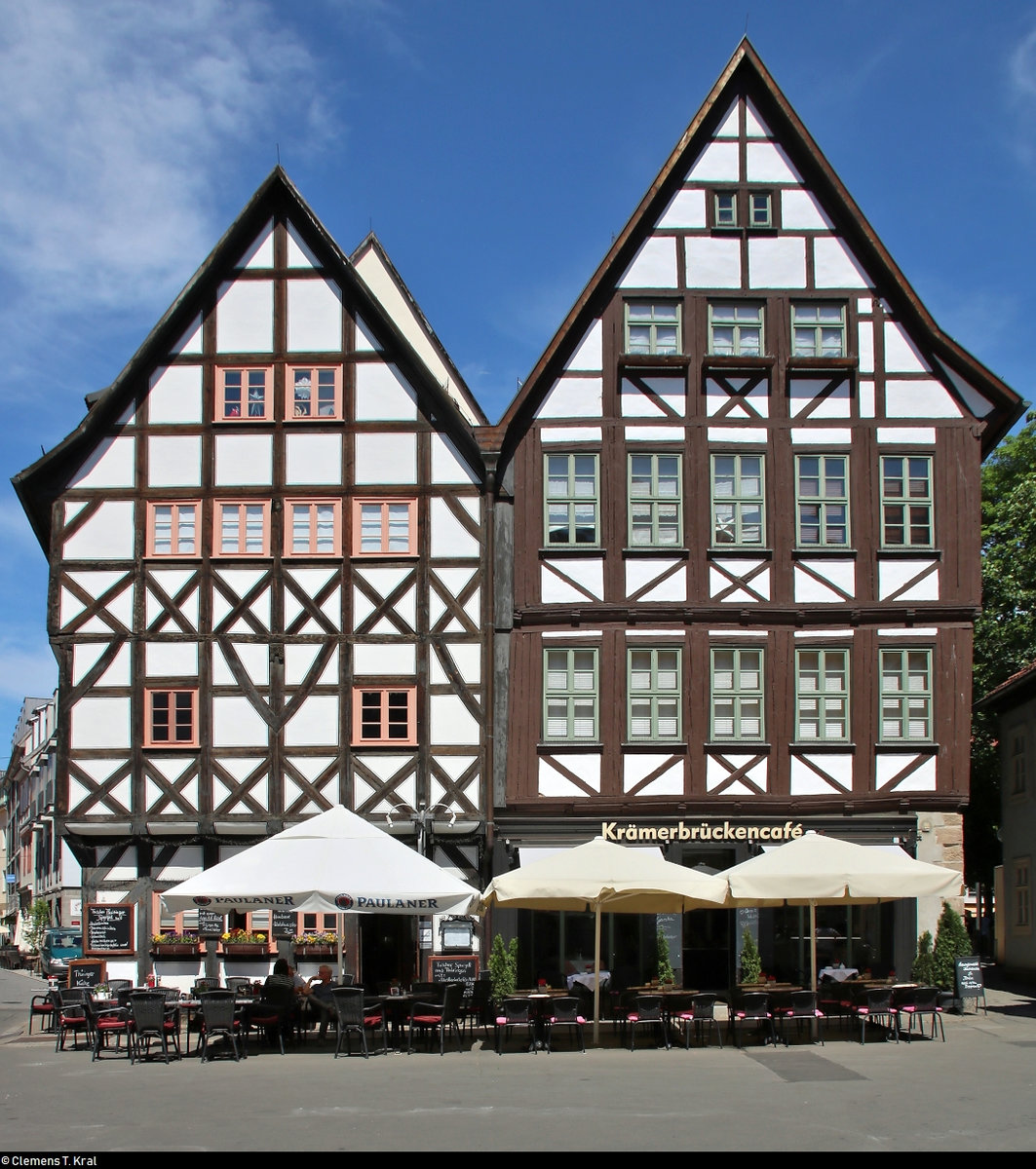 Auf dem Benediktsplatz westlich der Krmerbrcke in Erfurt sind u.a. diese beiden Fachwerkhuser zu sehen, die im Erdgeschoss jeweils als Caf bzw. Restaurant genutzt werden.
[3.6.2019 | 12:16 Uhr]