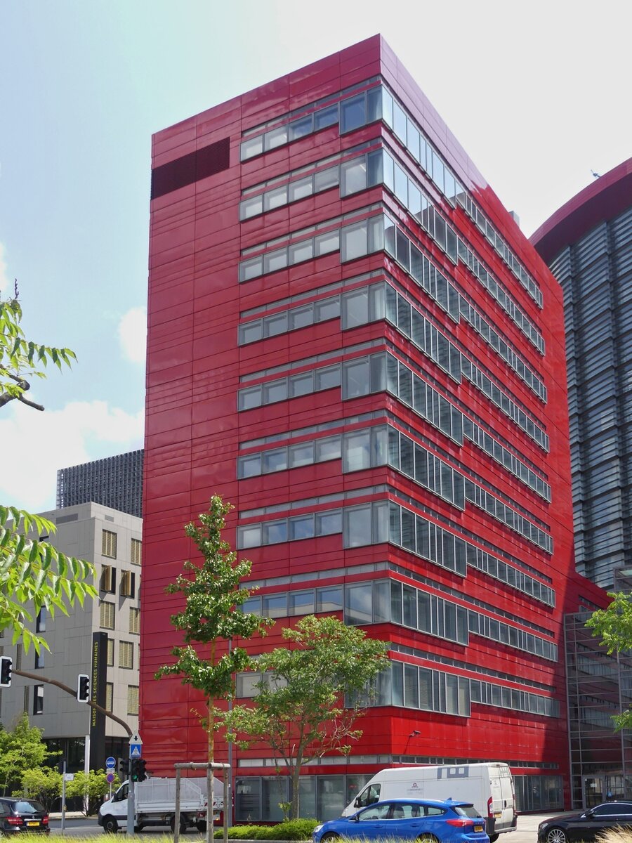 Auf dem Campus Belval in Esch Alzette, an der Porte de France stehen diese Hochhuser der „Terres Rouges“, diese beherbergen unter anderem Brorume, den Verwaltungssitz einer Bank. 
Der Name  Terres Rouge  (Rote Erde) stammt noch aus frheren Zeiten, der Sdliche Teil des Kanton Esch wurde so genannt, weil hier bis in die 1970er Jahre noch Erz Fr die Stahlindustrie gefrdert wurde. 10.07.2023