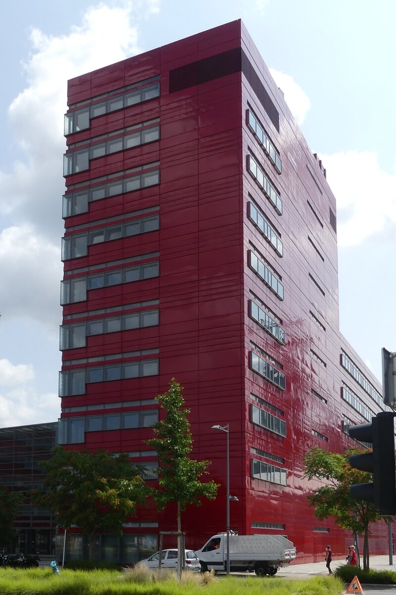 Auf dem Campus Belval in Esch Alzette, an der Porte de France stehen diese Hochhuser der „Terres Rouges“, diese beherbergen unter anderem Brorume, den Verwaltungssitz einer Bank. 
Der Name  Terres Rouge  (Rote Erde) stammt noch aus frheren Zeiten, der Sdliche Teil des Kanton Esch wurde so genannt, weil hier bis in die 1970er Jahre noch Erz Fr die Stahlindustrie gefrdert wurde. 10.07.2023