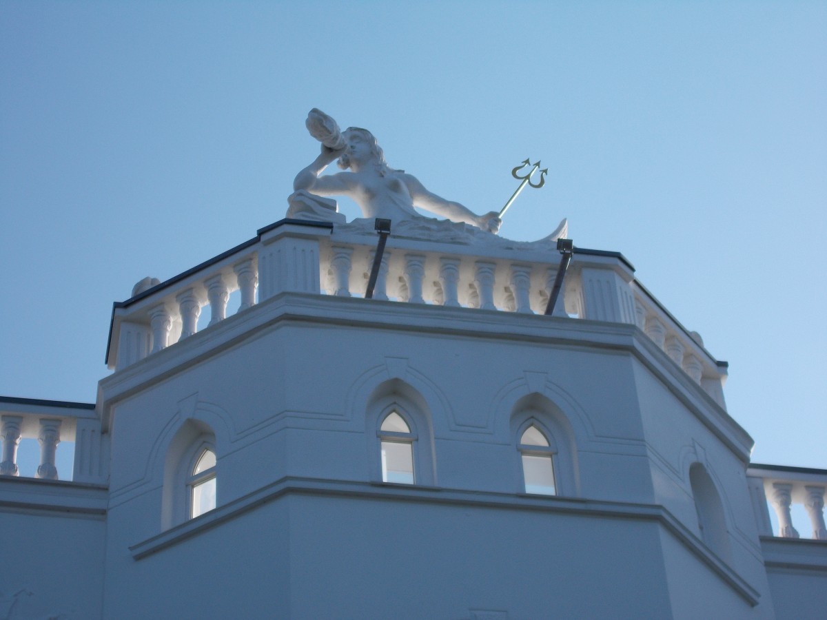 Auf dem Dach von der Strandvilla  SIERENE  findet man in Binz diese Figur.Aufgenommen am 20.Juli 2014.