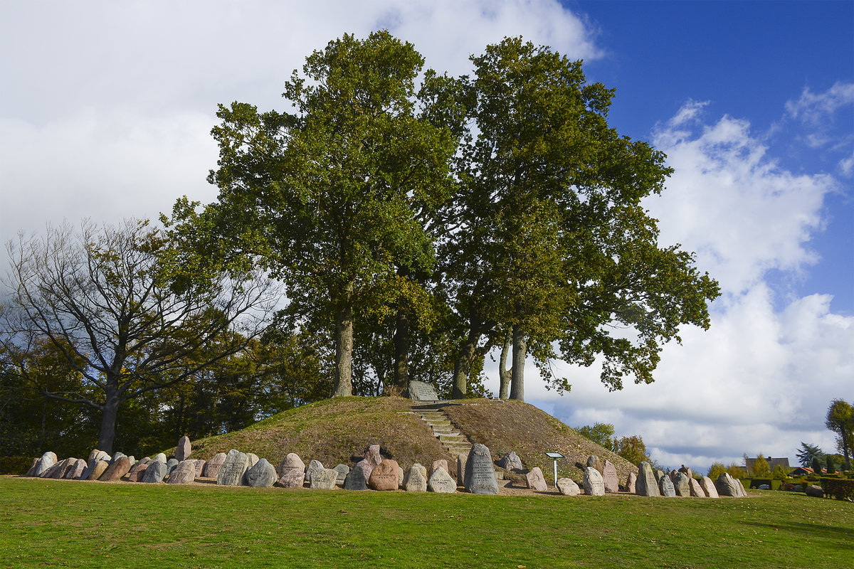 Auf dem Friedhof in Broager (deutsch: Broacker) wurde ein Gefallenendenkmal errichtet fr die im Ersten Weltkrieg auf deutscher Seite gefallenen Soldaten aus der Gegend, da der nrdliche Teil Schleswigs erst 1920 durch Volksabstimmung zu Dnemark kam.
Aufnahme: 20. Oktober 2018.