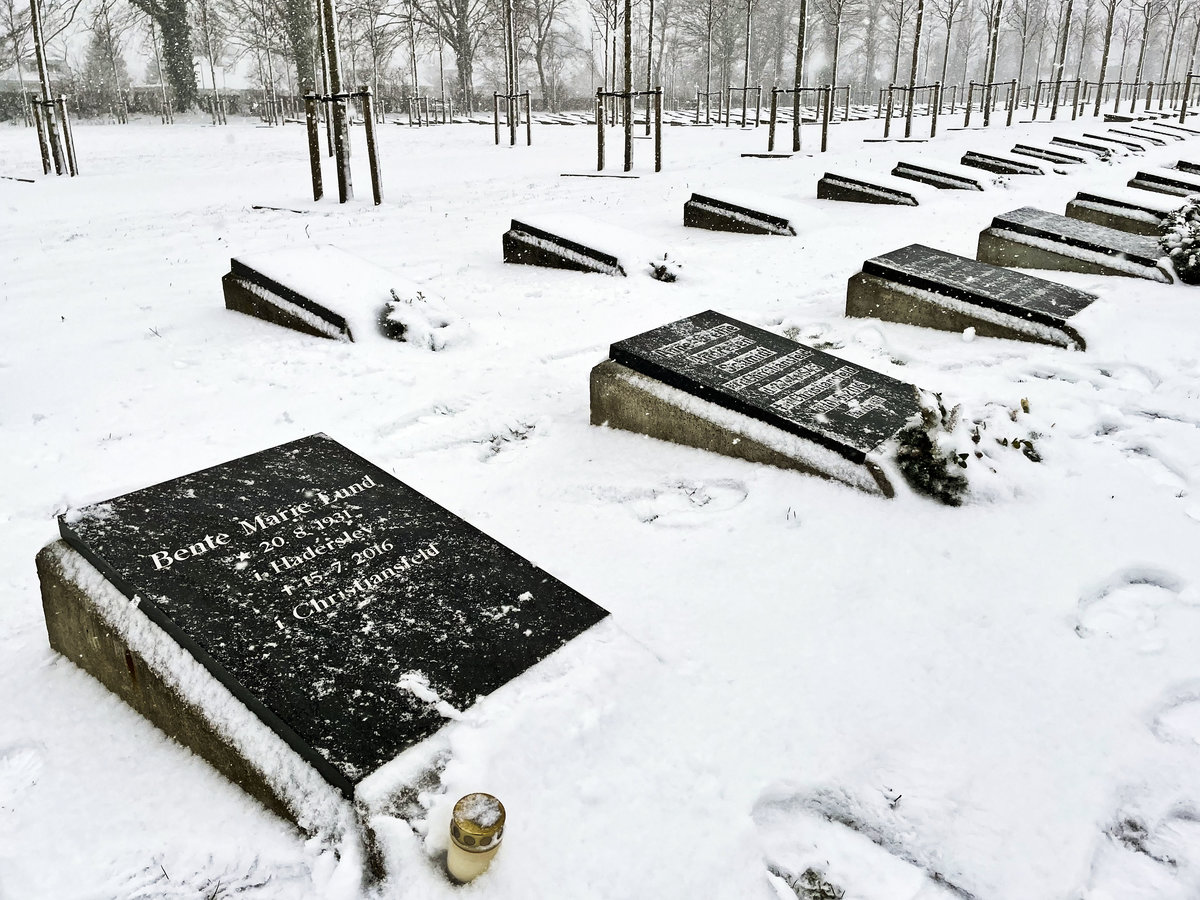 Auf dem Friedhof in Christiansfeld (Nordschleswig/Snderjylland) werden die Menschen nach Geschlechtern getrennt beerdigt, alle Grber sind nach Osten ausgerichtet. Die Grabsteine auf dem idyllischen Gottesacker bleiben ber Jahrhunderte erhalten. Sie sind schmucklos und einheitlich, als Ausdruck der Gleichheit aller Menschen im Tode. Aufnahme: 3. Februar 2021.