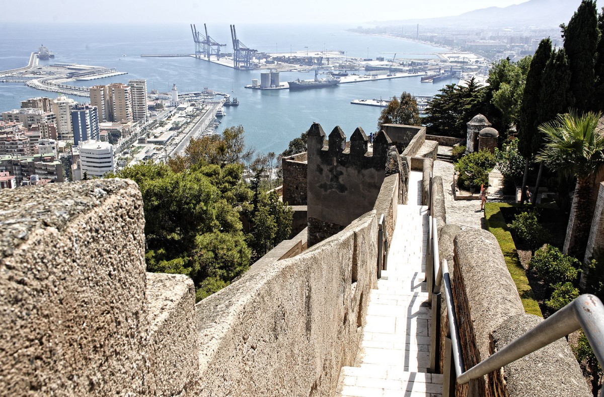 Auf dem Gibralfaro in Mlaga. Im Hintergrund der Hafen von Mlaga. Aufnahme: Juli 2014.