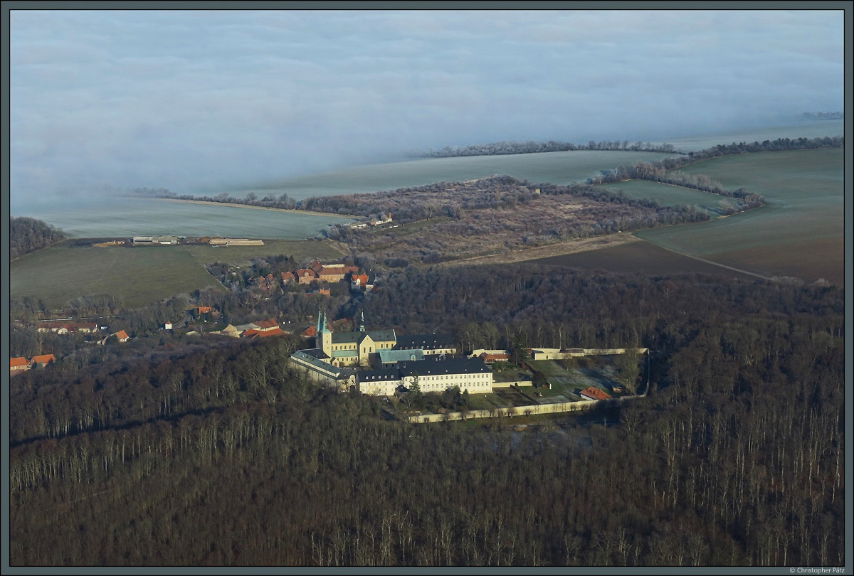 Auf dem Höhenzug Huy nördlich des Harzes liegt das Benediktinerkloster Huysburg. In der Nähe liegt auch der Ortsteil Röderhof, der einst einer der Haupthöfe des Klosters war. (22.12.2021)