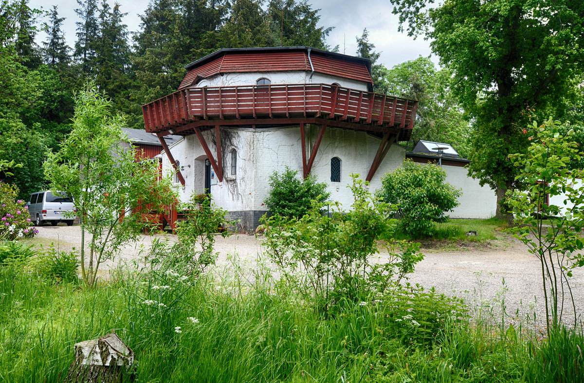 Auf dem Mikkelberg in Hattstedt nrdlich von Husum (Kreis Nordfriesland) befindet sich das Nordische Center fr Kultur und Cricket, das sowohl den Husum Cricket Klub mit einem greren Cricketfeld als auch einen Museumsverein beheimatet. Das Center ist in die Reste einer frheren Hollndermhle von 1710 integriert. Aufnahme: 31. Mai 2019.