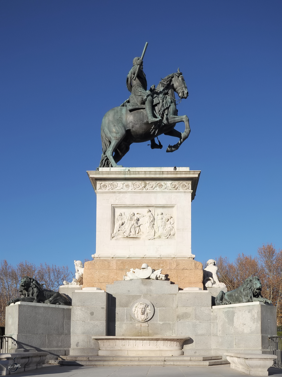 Auf dem Plaza de Oriente steht die weltweit erste Reiterstatue, bei der ein Pferd ausschlielich auf seinen Hinterbeinen steht. (Madrid, Dezember 2010)