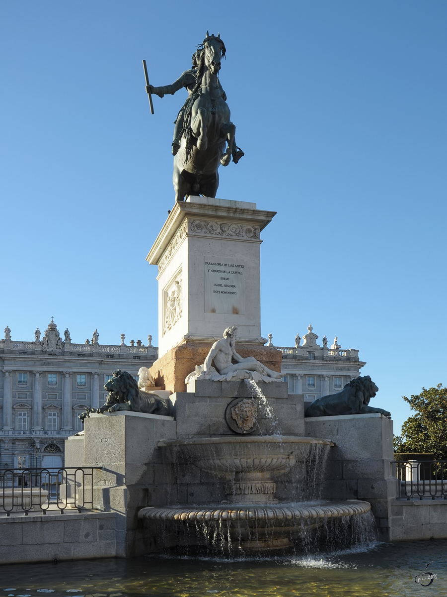 Auf dem Plaza de Oriente steht die weltweit erste Reiterstatue, bei der ein Pferd ausschlielich auf seinen Hinterbeinen steht. (Madrid, Dezember 2010) 