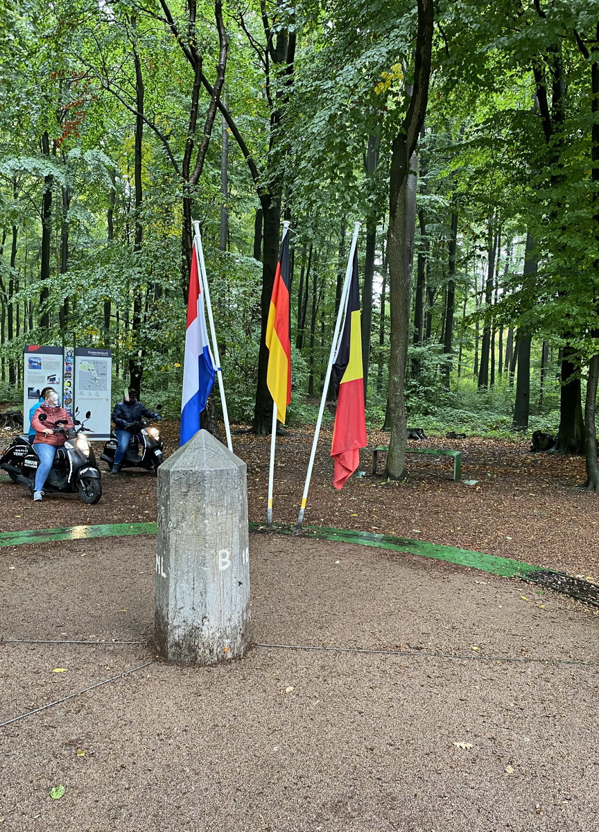 Auf dem Vaalserberg stoßen die deutsche, die niederländische und die belgische Grenze zusammen. Hier ist der am 09. Oktober besuchte Grenzstein bei Aachen – Kelmis – Vaals zu sehen 