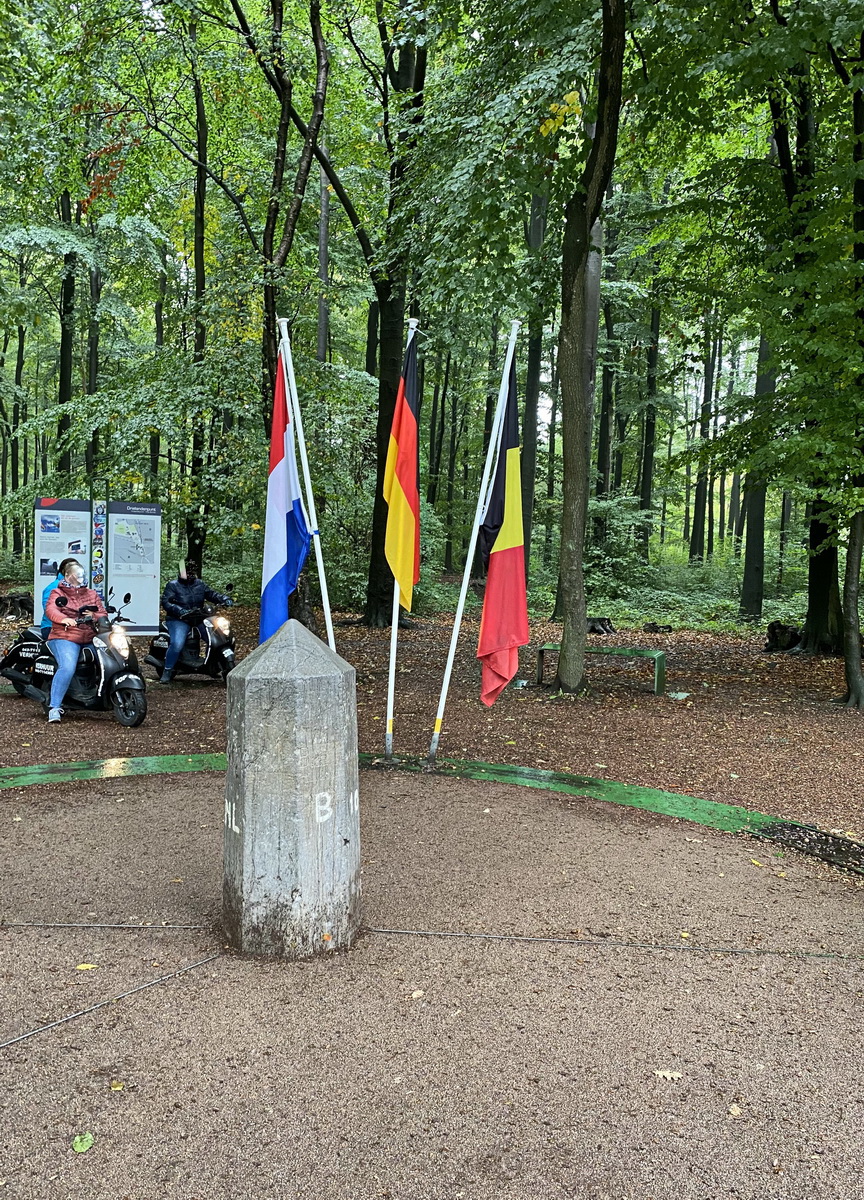 Auf dem Vaalserberg stoen die deutsche, die niederlndische und die belgische Grenze zusammen. Hier ist der am 09. Oktober besuchte Grenzstein bei Aachen – Kelmis – Vaals zu sehen 