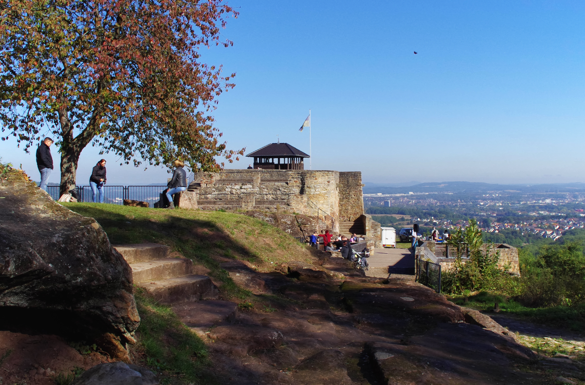 Auf dem Vauban Steig zur Teufelsburg - Das Saarland ist auch Wanderland. Die Teufelsburg mit Blick ber das Saartal. Die Teufelsburg ist eine Burgruine in Felsberg, einem Ortsteil der Gemeinde berherrn, im Landkreis Saarlouis im Saarland. Der historische Name ist Neu-Felsberg. 16.10.2016