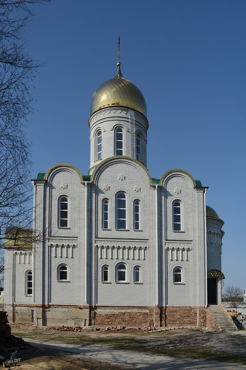 Auf dem Weg nach Kryvyi Rih habe ich Anfang April 2016 in einem kleinen Ort diesen Kirchenneubau entdeckt.