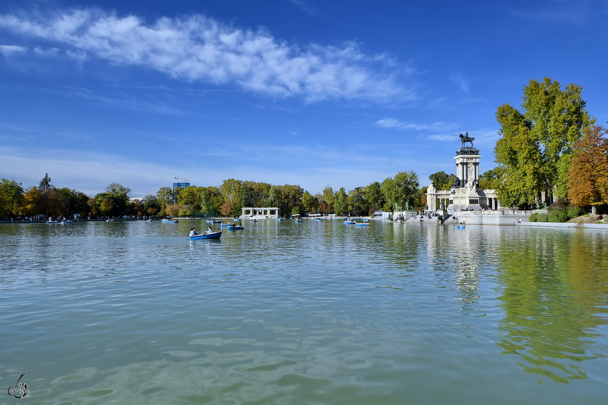 Auf dem zentralen Teich (El Estanque Grande) im Retiro-Park (Parque del Retiro) von Madrid sind Ruderbootfahrten mglich. (November 2022)