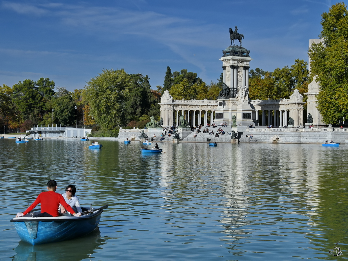 Auf dem zentralen Teich (El Estanque Grande) im Madrider Retiro-Park (Parque del Retiro) sind Fahrten mit dem Ruderboot mglich. Anfang November 2022 wurde dieses Angebot ausgiebig genutzt, denn am Verleihstand war Anstehen angesagt.