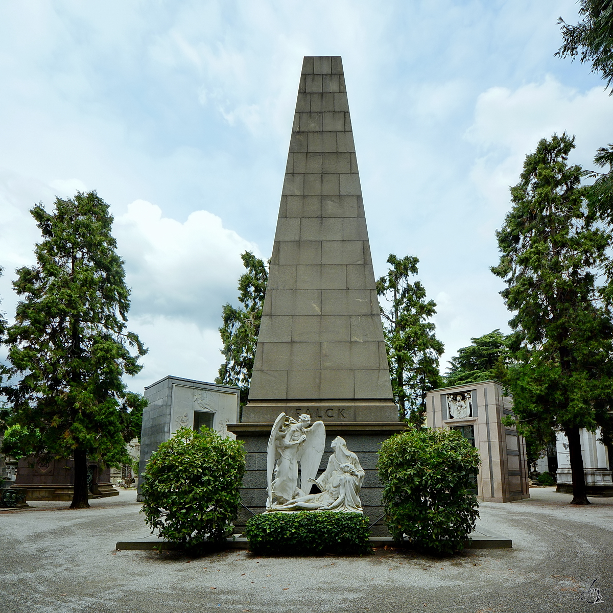 Auf dem Zentralfriedhof (Cimitero Monumentale) von Mailand ist diese als Obelisk gestaltete Grabsttte zu finden. (Juni 2014)