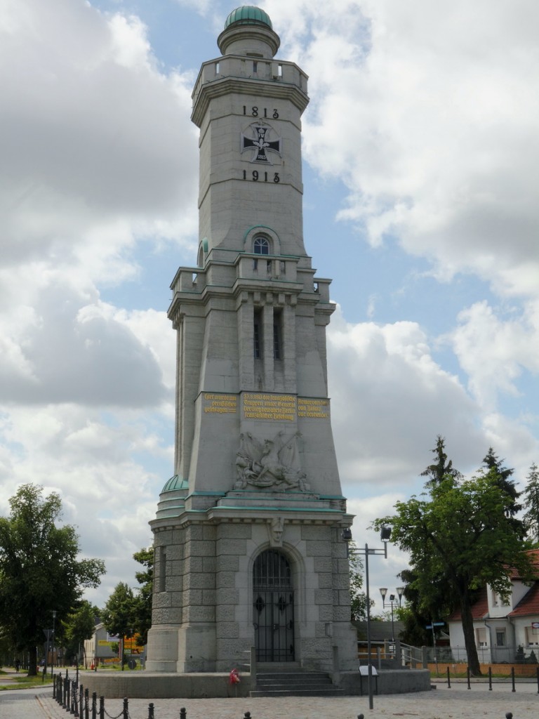 Auf diesem Gedenkturm ist folgende die Inschrift zu lesen: „Hier wurde am 23. August 1813 die franzsische Armee von den preuischen Truppen unter General von Blow geschlagen. Der Sieg bewahrte Berlin vor drohender franzsischer Besetzung.“ Gesehen am 15. Juli 2015 in Grobeeren im Landkreis Teltow-Flming. 