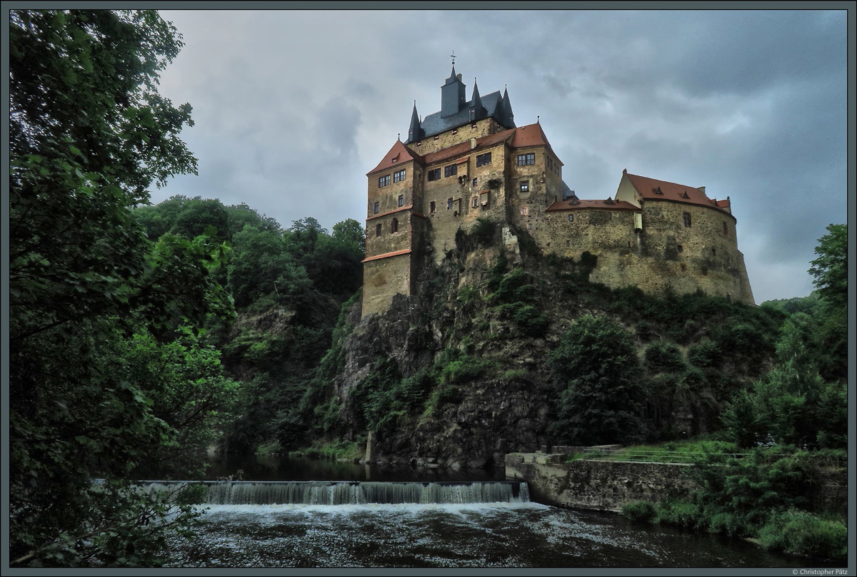 Auf einem Bergsporn über der Zschopau erhebt sich die aus dem 14. Jahrhundert stammende Burg Kriebstein. Die gut erhaltene Anlage gilt als eine der schönsten Ritterburgen Sachsens. (15.07.2017)