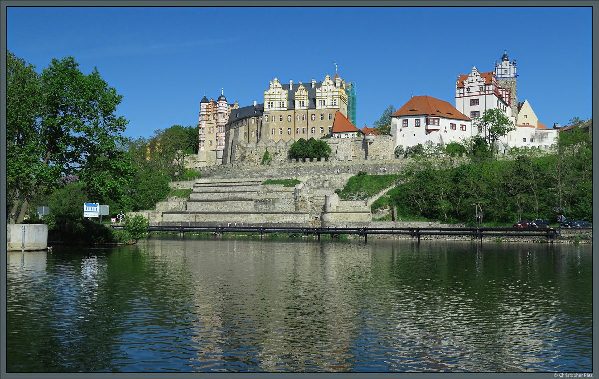 Auf einem Felsen ber der Saale thront das Schloss Bernburg, das lange Zeit Residenzschloss der Frsten von Anhalt-Bernburg war. Bereits im 10. Jahrhundert befand sich an dieser Stelle eine Burganlage, heute beherbergen die Gebude verschiedene Museen. (Bernburg, 29.04.2018)