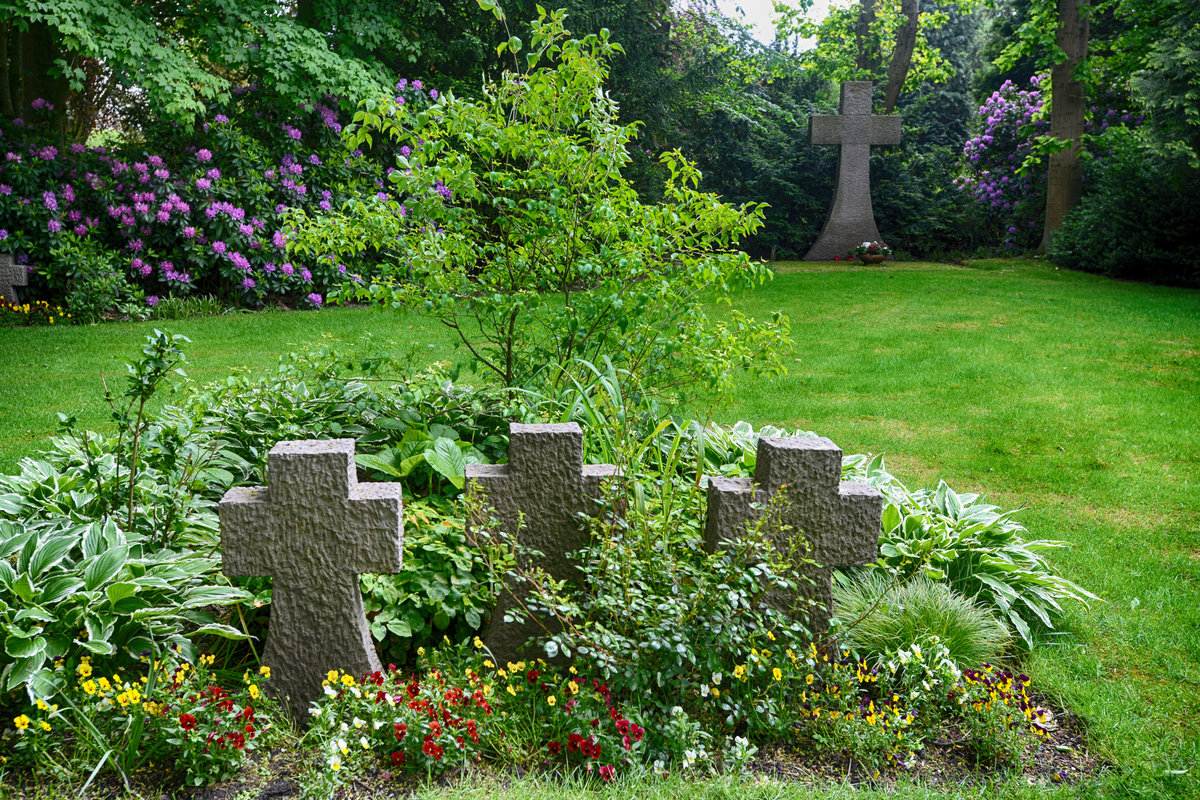 Auf Initiative des Volksbundes Deutsche Kriegsgrberfrsorge, Ortsverband Husum, wurde im Jahre 1957 eine Gedenksttte fr die Toten des Konzentrationslagers Schwesing auf dem Husumer Ostfriedhof errichtet.
Aufnahme: 31. Mai 2019.