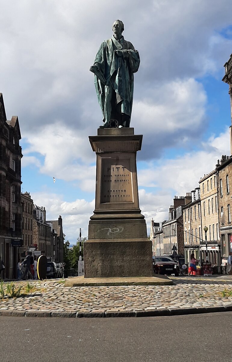 Auf der Kreuzung von George Street und Frederick Street in Edinburgh, der Hauptstadt Schottlands, steht die Bronzestatue von William Pitt dem J�ngeren, einem britischen Staatsmann, der um 1792 als Premierminister ma�geblich an der Abschaffung des Sklavenhandels beteiligt war. Besucht am 30.07.26.