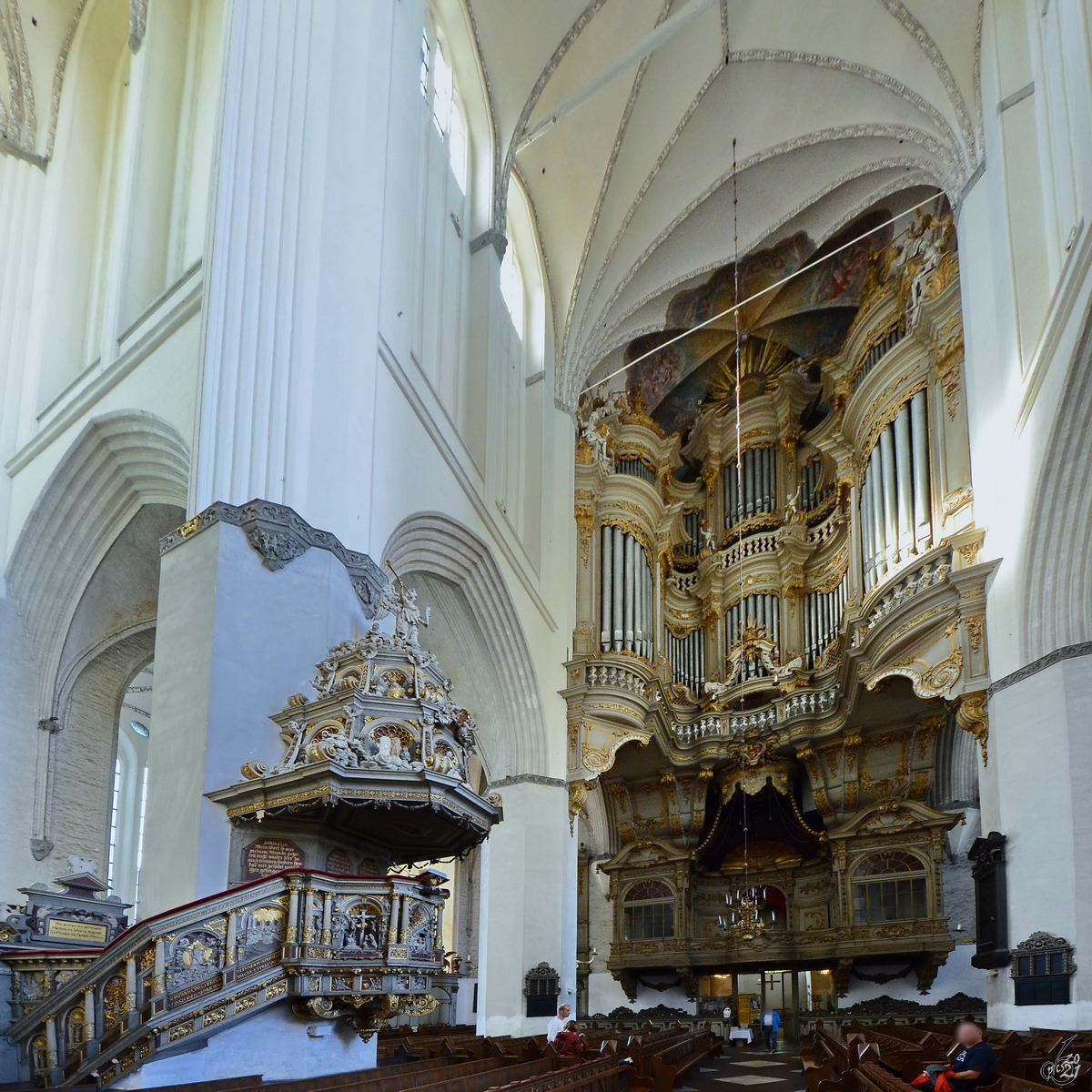 Auf der linken Seite die Predigtkanzel und rechts die Orgel mit der sich darunter befindlichen Frstenloge in der Marienkirche in Rostock. (August 2013)