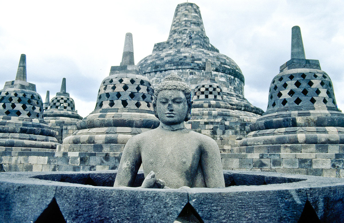 Auf der zweiten kreisfrmigen Terrasse der Tempelanlage Borobudur auf Java. Bild vom Dia. Aufnahme: April 1989.