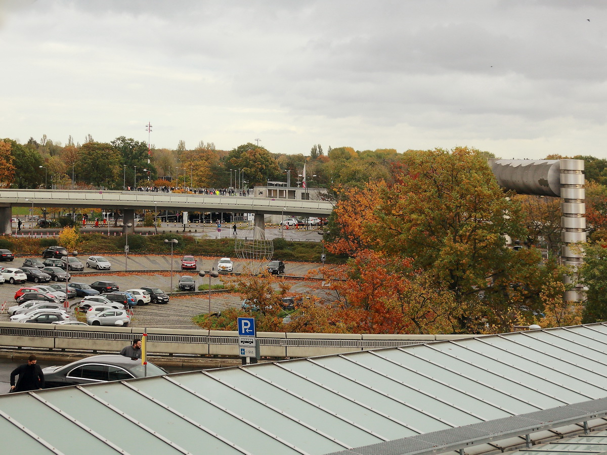 Auffahrbereich der Vorfahrt zum Gate A der Pkw im Flughafen Berlin-Tegel  Otto Lilienthal  (TXL) in Berlin am 29. Oktober 2020.