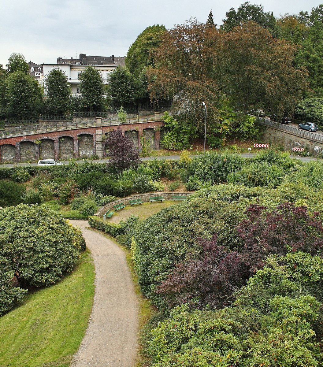 Auffahrt ber die Lichten-Platzer-Strae zu den Barmer-Anlagen (zweit grte private und ffentlich zugngliche Park-Anlage Deutschlands von 1864) in Wuppertal-Barmen. 16.09.2011