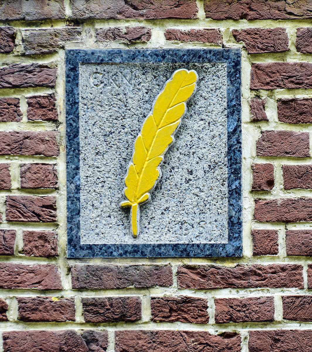 Auffallendes Merkmal vieler Bauten in Friedrichstadt (Nordfriesland) sind die Hausmarken oder Gevelstene, oft farbig gefasste Reliefs ber der Eingangstr, die einen Hinweis auf die ehemaligen Erbauer oder Bewohner geben und oft noch aus der Zeit der Stadtgrndung stammen. Aufnahme: 9. Juli 2019.