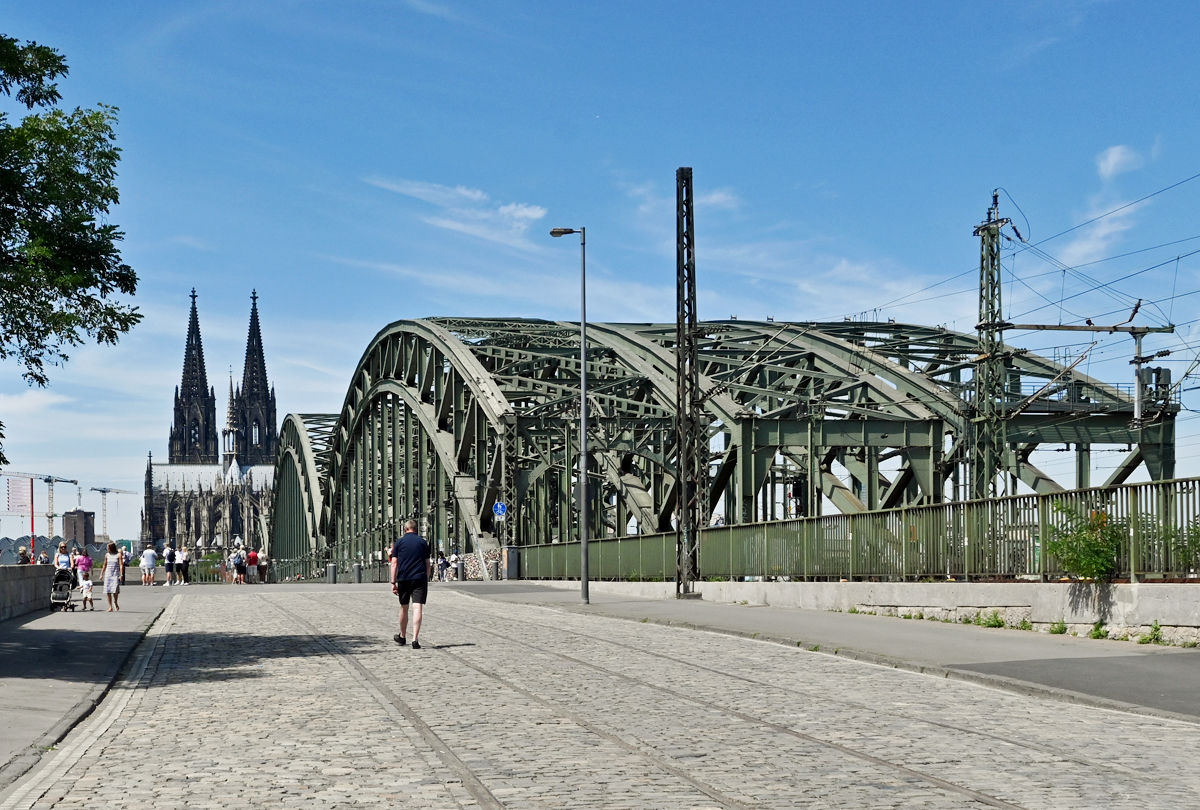 Aufgang zur Hohenzollernbrcke und der Klner Dom auf der Westseite - 12.07.2022