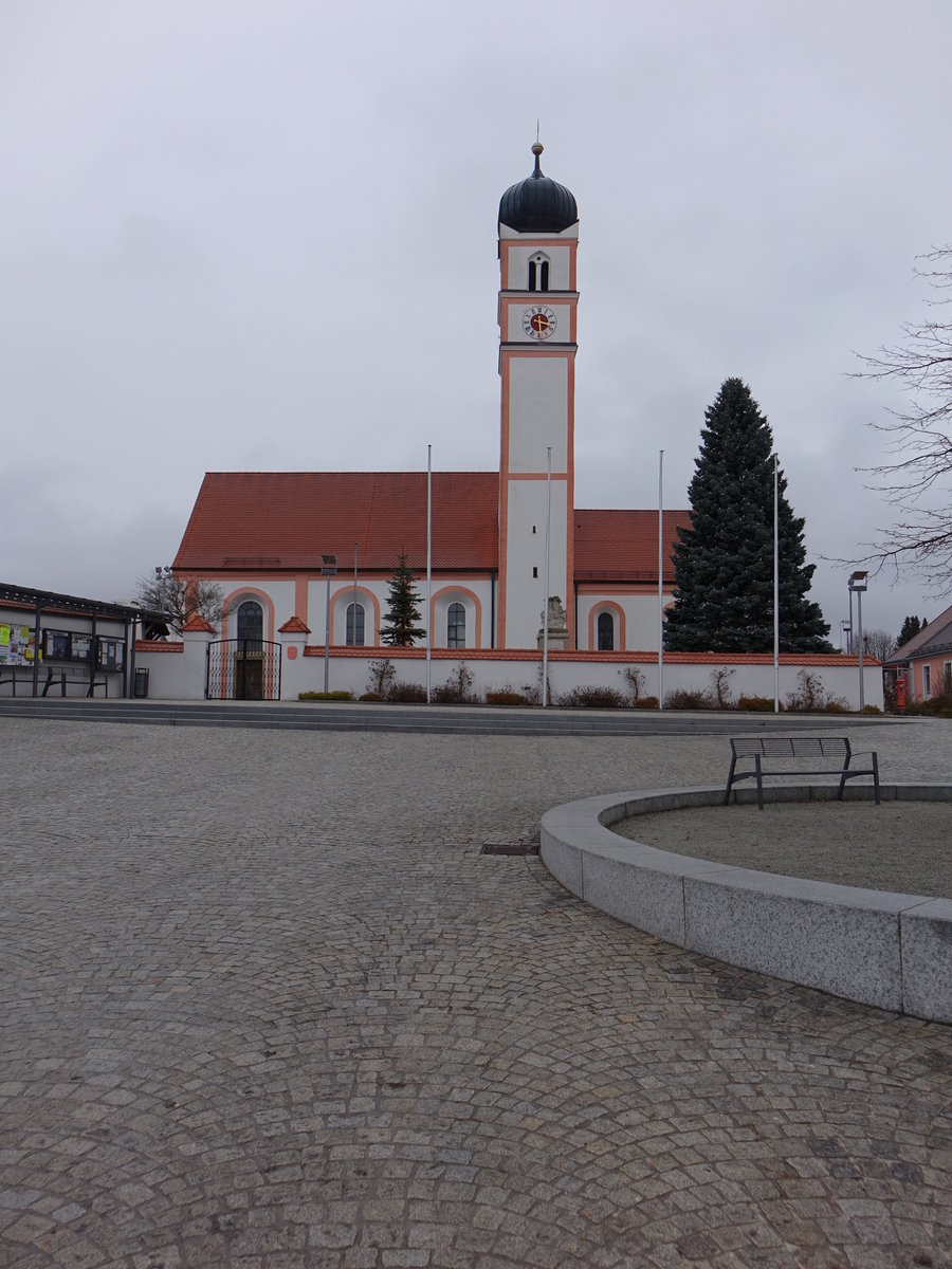 Aufhausen, St. Bartholomus Kirche, ihr Turm ist in seinen unteren Geschossen romanischen Ursprungs und aus Bruchsteinen gemauert. Der Chor ist sptgotisch, das Langhaus barock (28.02.2017)