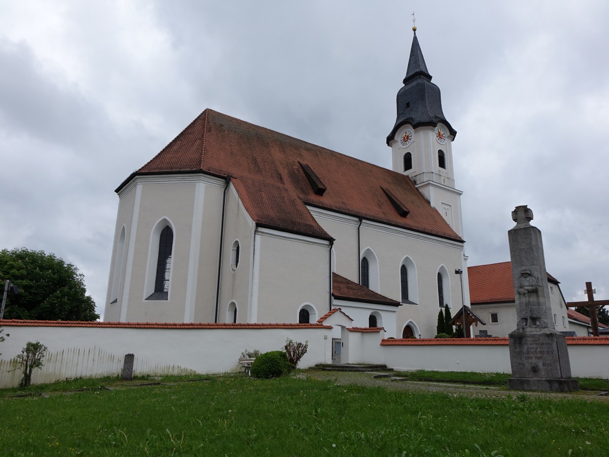 Aufkirchen, Pfarrkirche Maria Himmelfahrt am Marienplatz, im Kern sptgotischer Bau, erbaut um 1500, Turm von 1796 (17.05.2015)