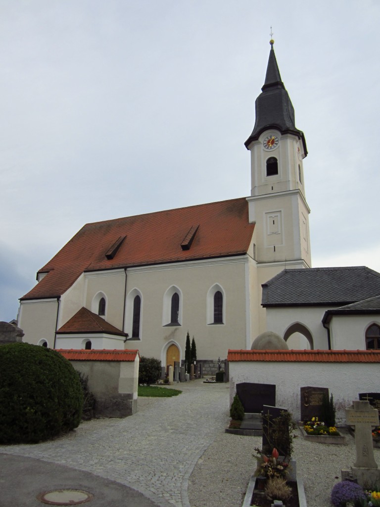 Aufkirchen, Pfarrkirche Maria Himmelfahrt, sptgotischer Bau, erbaut bis 1500 
(29.04.2012)