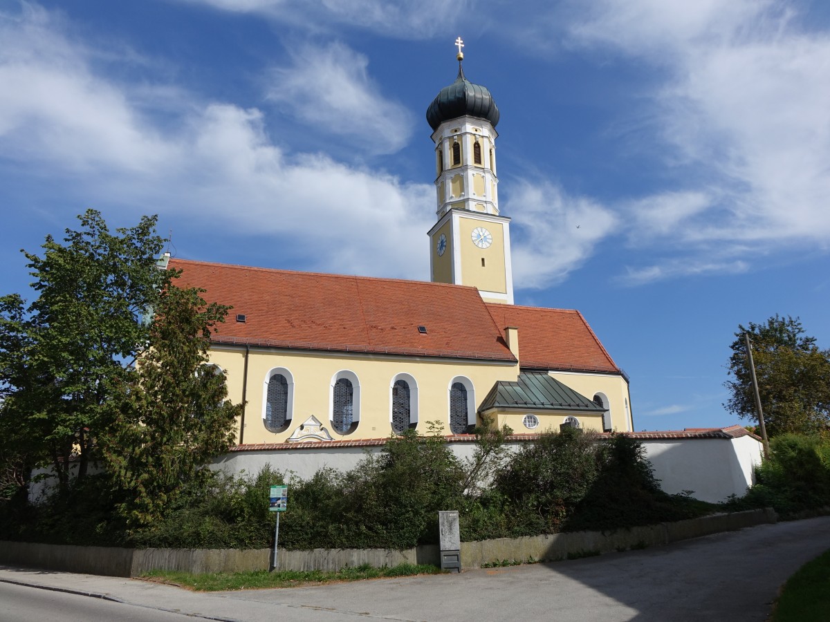 Aufkirchen, St. Georg Kirche, sptgotischer Saalbau mit eingezogenem Polygonalchor, 
nrdlichem Flankenturm mit Zwiebelhelm, erbaut im 18. Jahrhundert, 1934 Langhaus erweitert (14.09.2015)