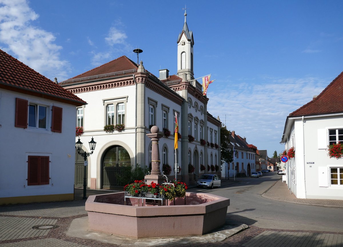 Auggen, das Rathaus des ca.2800 Einwohner zhlenden Weinortes im Markgrflerland, Sept.2018