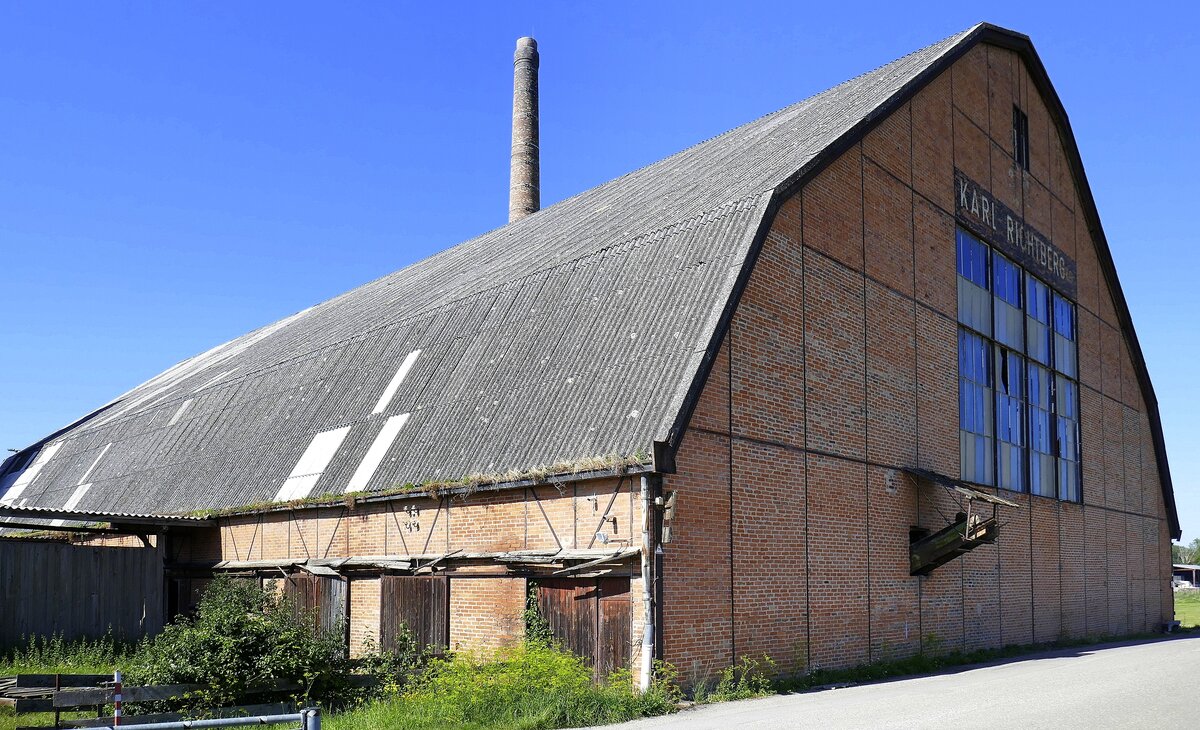 Auggen-Richtbergsiedlung, die ehemalige Luftschiffhalle von 1910 fr Baden-Baden wude in verkleinerter Form hier wieder aufgebaut und seit den 1920er Jahren bis 2022 wurden hier Bahnschwellen und Telegrafenmasten aus Holz gefertigt, Aug.2023