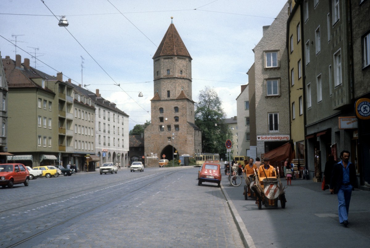 Augsburg am 25. Juni 1980: Jakobertor (14. Jahrhundert), eines der noch existierenden Stadttore.
