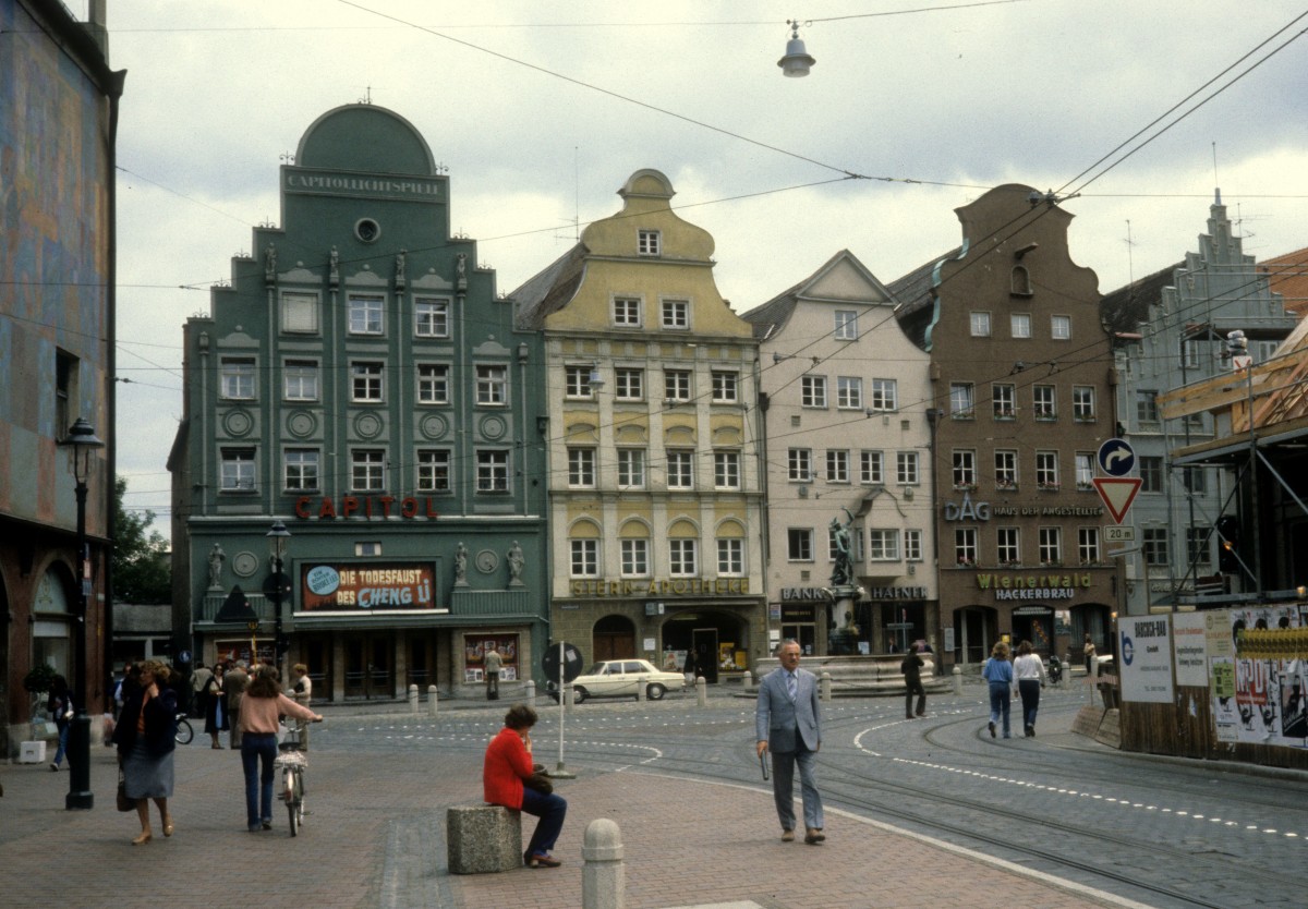 Augsburg am 25. Juni 1980: Giebelhuser in der Maximilianstrasse / am Moritzplaz. Vor den Husern steht der Merkurbrunnen (ab 1596 von Adrian de Vries entworfen), der den Stand der Kaufleute reprsentiert.